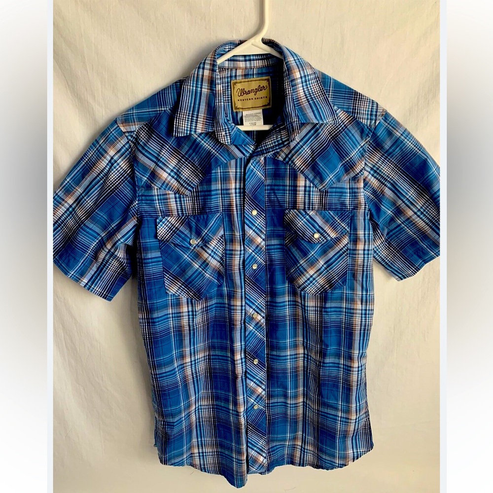 Men’s Wrangler Western short sleeve shirt with pearl snap buttons.